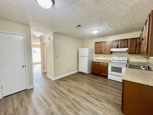 Building Photo - 2 bedroom, 1.5 bathroom townhome in Creeks Edge. Accepts Section 8.