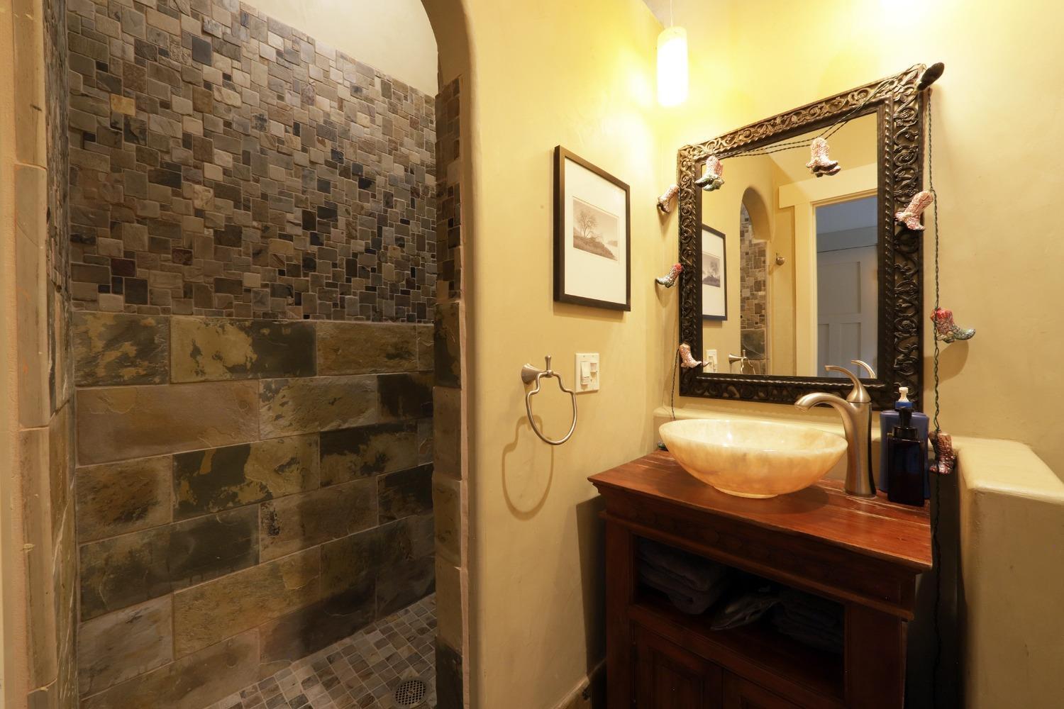 Building Photo - 3765 N Canyon Rd