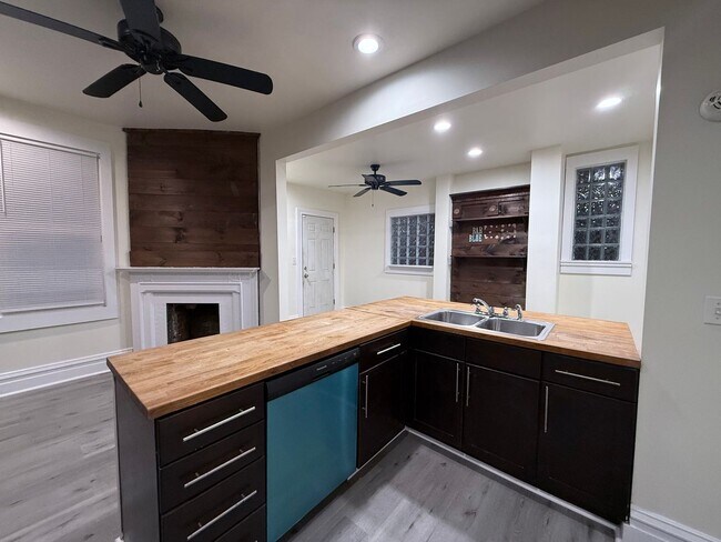 Building Photo - Updated 3BR 1 bath house now showing!