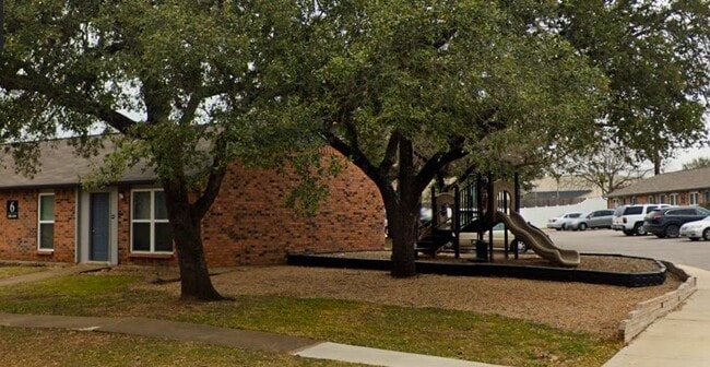 Building Photo - 900 Westwood Dr