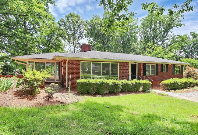 Building Photo - 207 Oak Dr