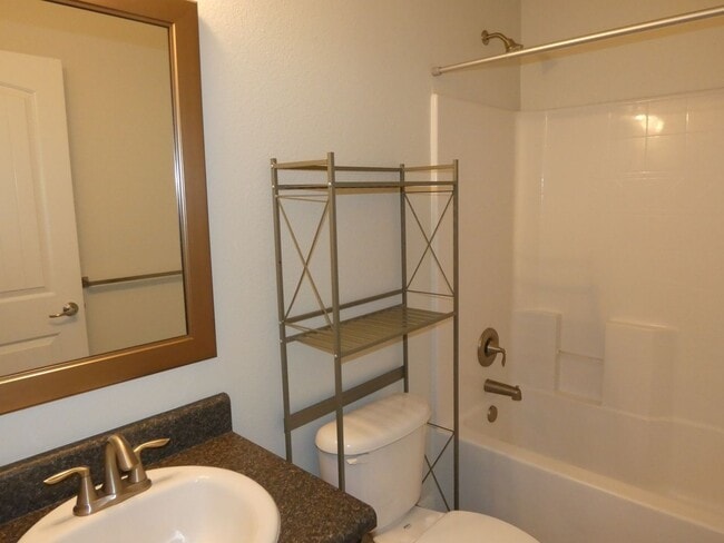 Building Photo - 4bed/3 bath/2 car garage/ 2400 sq ft in Wh...