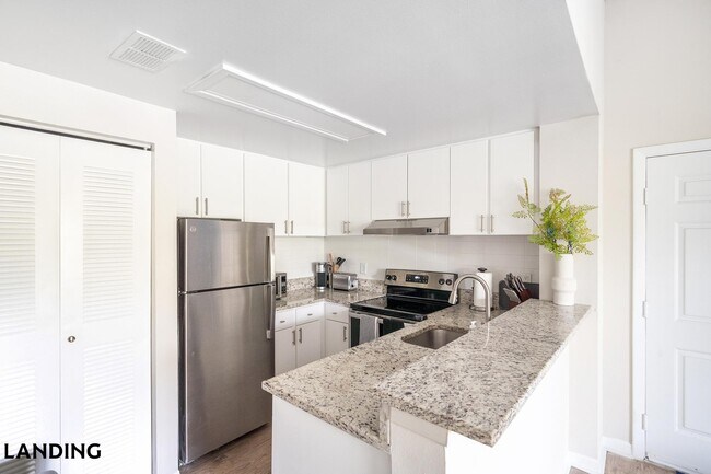 Building Photo - 1000 Palm Pl Dr NE