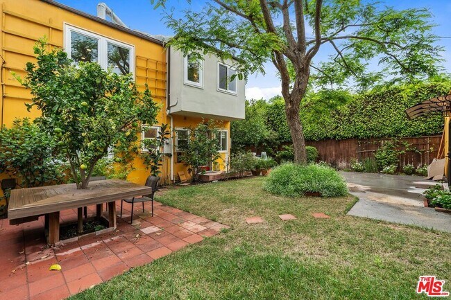 Building Photo - 828 N Crescent Heights Blvd