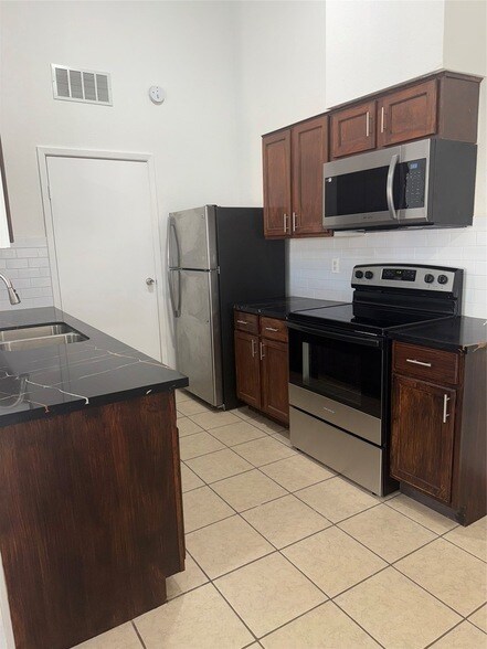 Building Photo - 11008 Misty Summit Dr