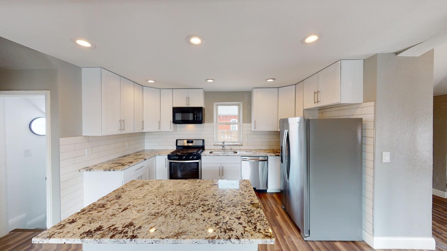 Building Photo - Beautifully renovated Sunnyside home with ...