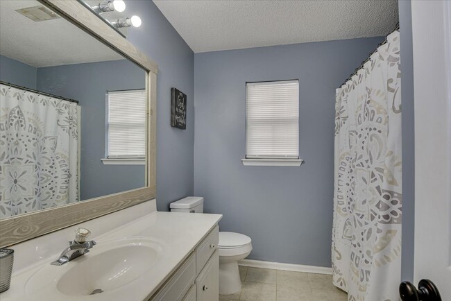 Building Photo - 4 bedroom 2.5 bath home on the water with ...