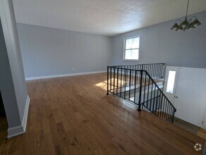 Building Photo - Split-Level Home in Webster Groves (3 bedr...