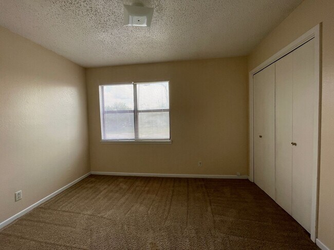Building Photo - 1701 Cedarview Cir