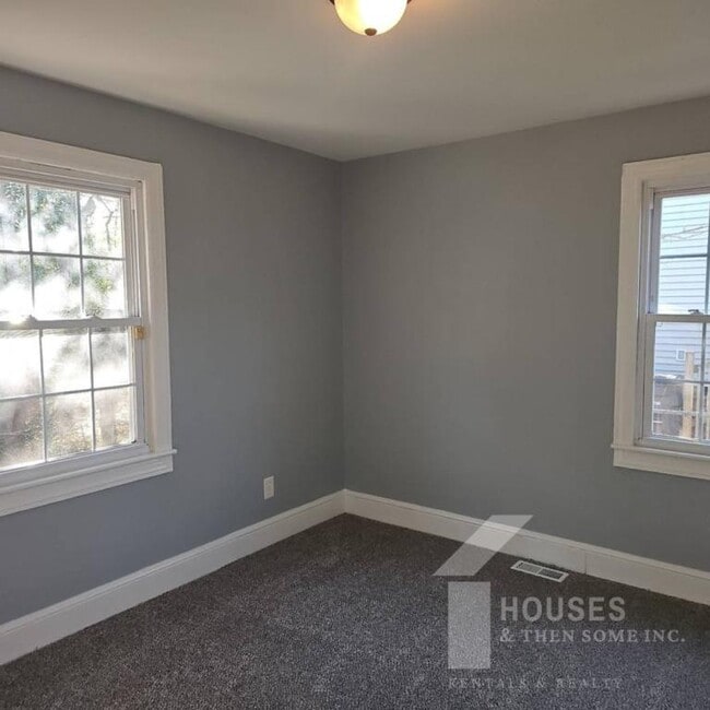 Building Photo - 7 Edwards St