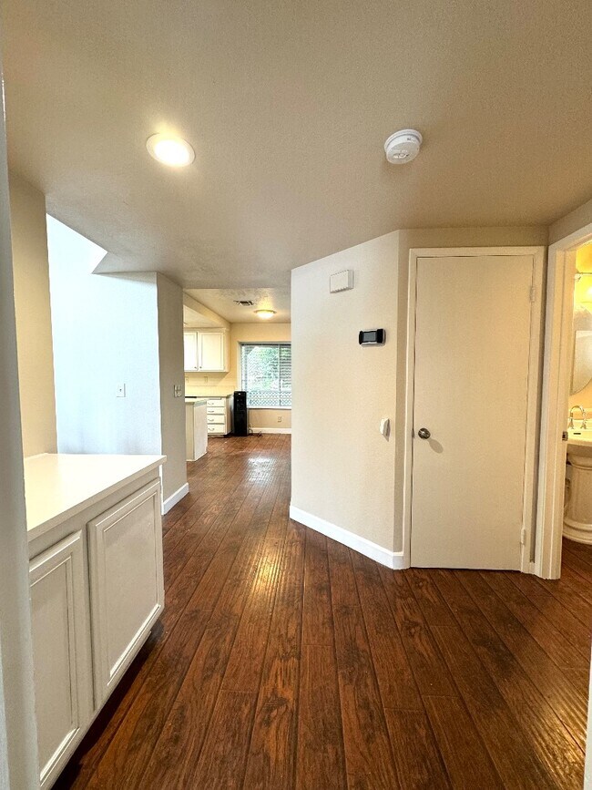 Building Photo - 5024 Rodeo Cir