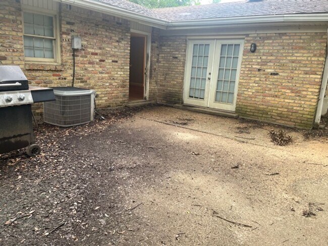 Building Photo - Close to South Alabama 3/2 Single Car Garage