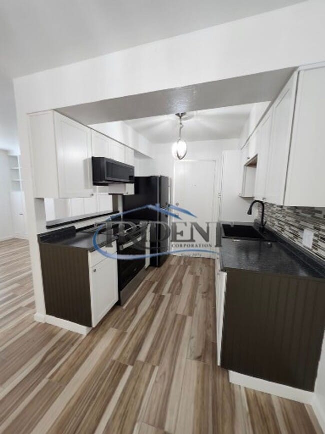Building Photo - This is a cute 2 bedroom, 1 ½ bath townhouse.