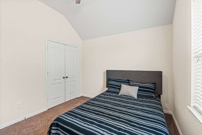 Building Photo - Beautiful 4-Bedroom Home with Solar Panels – Electric Included!