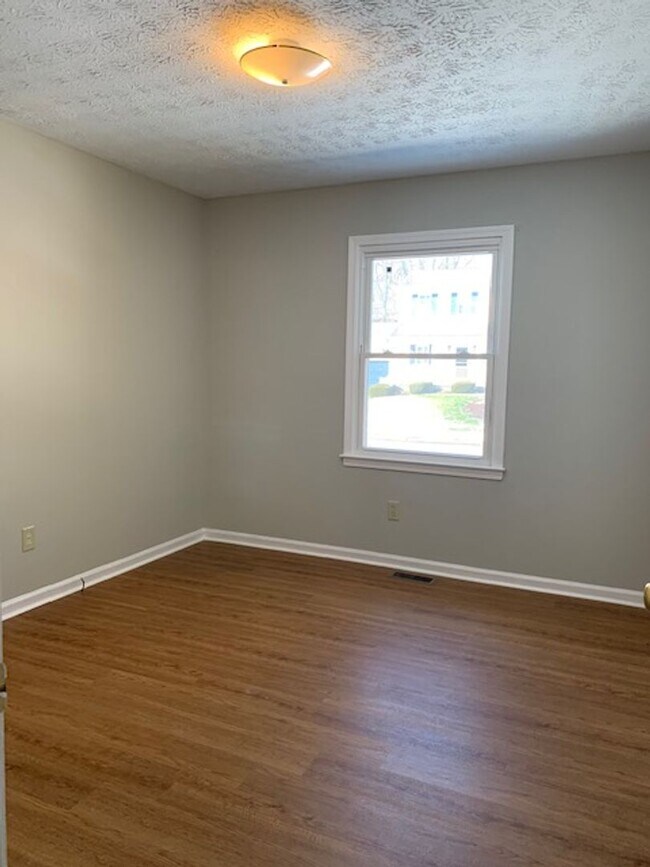 Building Photo - 3 Bedroom, 2 Bathroom in Lexington!