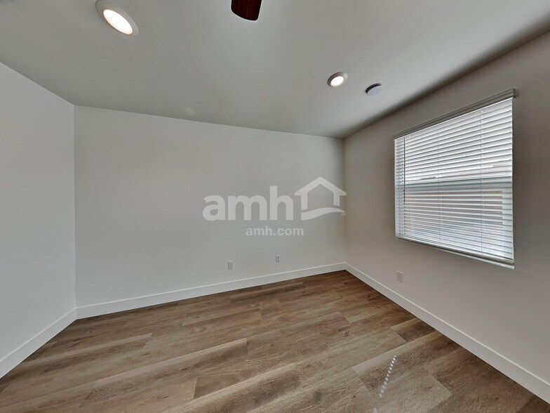 Building Photo - 9660 Harkes Dr