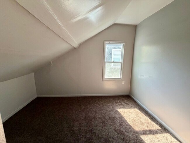 Building Photo - 4 Bedroom 2 Bath Brick Tudor For Lease Wel...