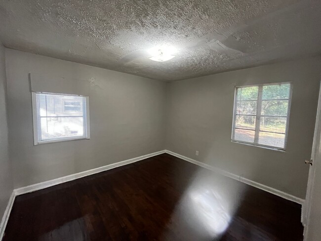 Building Photo - **ON HOLD**Total Electric - 2 Bedroom / 1 ...