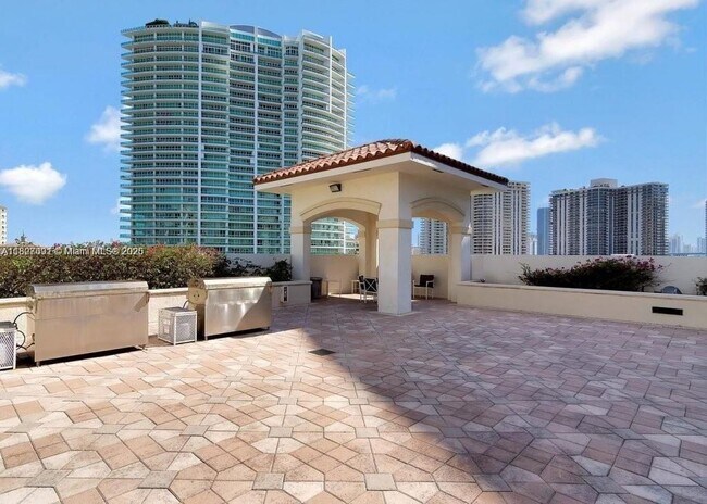 Building Photo - 20000 E Country Club Dr