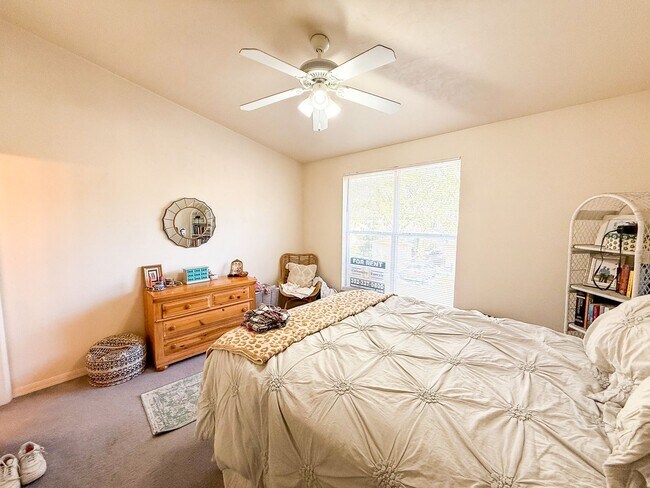 Building Photo - Victoria Station #141