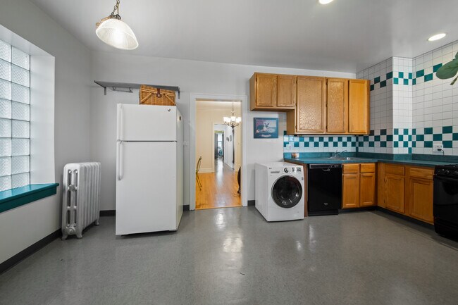 Building Photo - 2708 W Cortland St