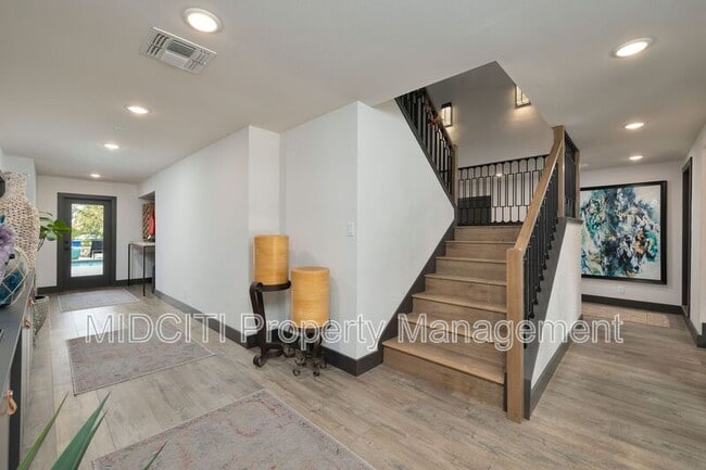 Building Photo - 180 Lake Ridge Dr