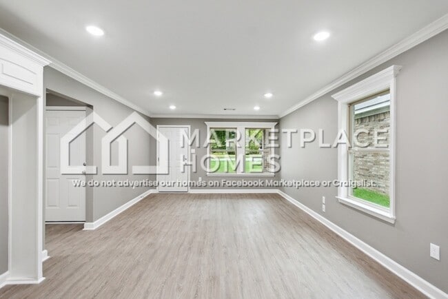 Building Photo - 814 W 21st St