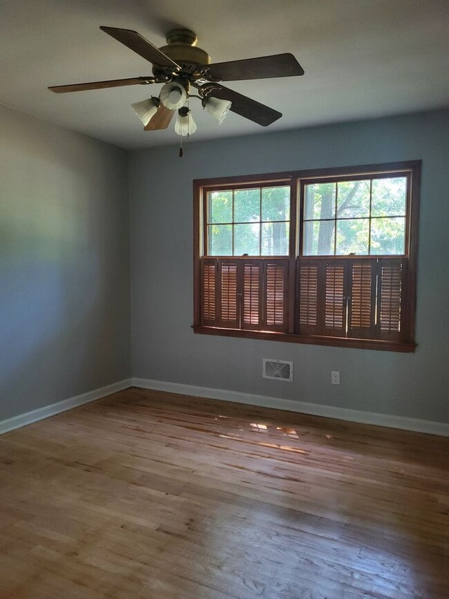 Building Photo - 218 Brookwood Dr