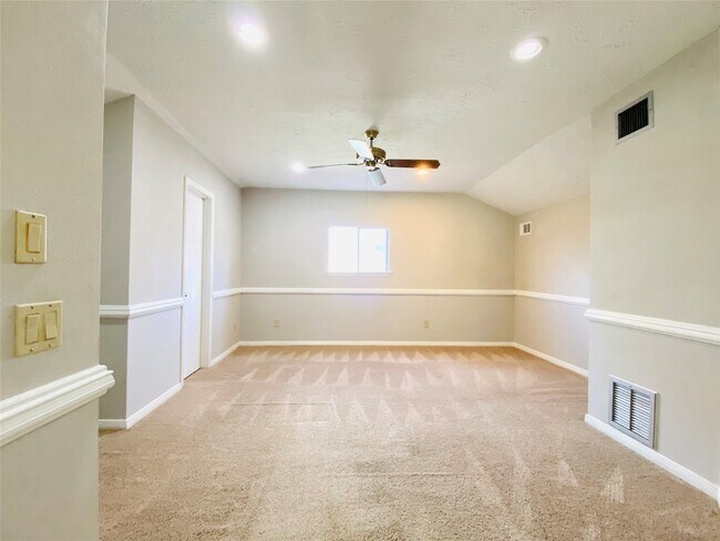 Building Photo - 2001 Highland Hills Dr