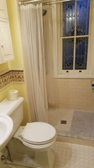 Full Bath - 305 N 37th St