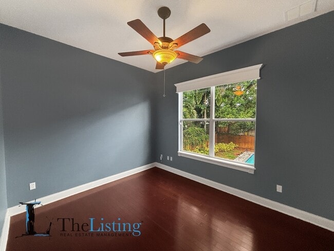 Building Photo - 827 Meridale Ave