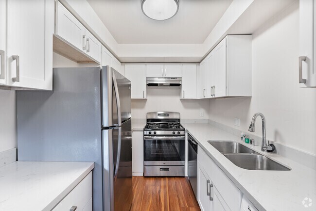 1BR, 1BA - 671SF - Kitchen - 303 N Oakland Ave