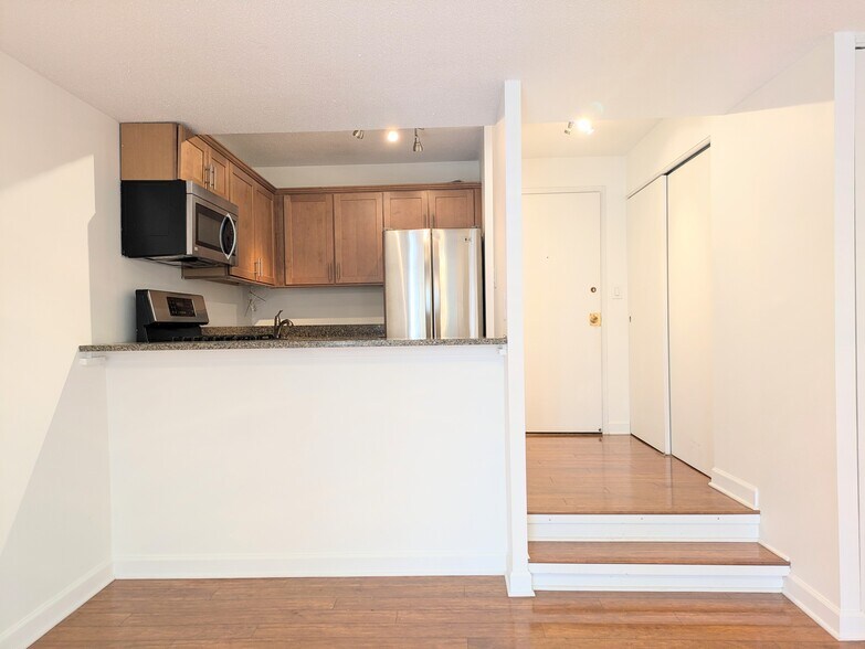 Building Photo - 230 E Ontario St