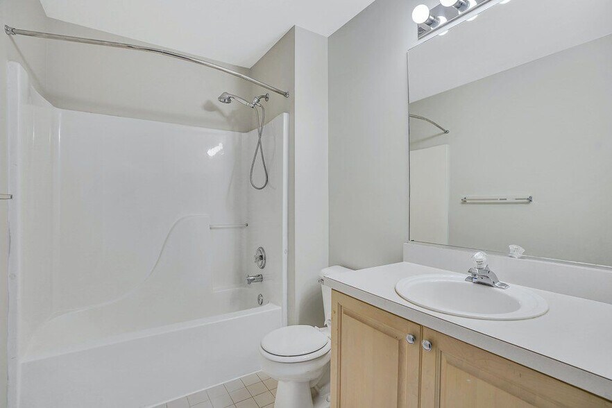 Full bath on level 2 - 3804 Scenic Ct