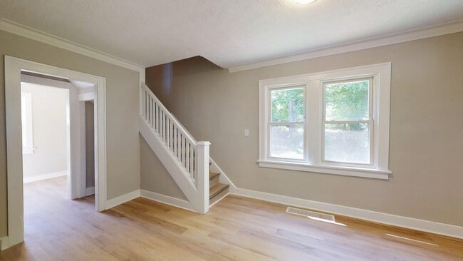 Building Photo - South Euclid Beauty - 3 bedroom Single Fam...