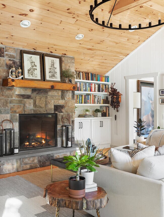 Building Photo - 2046 Lakeside Dr W