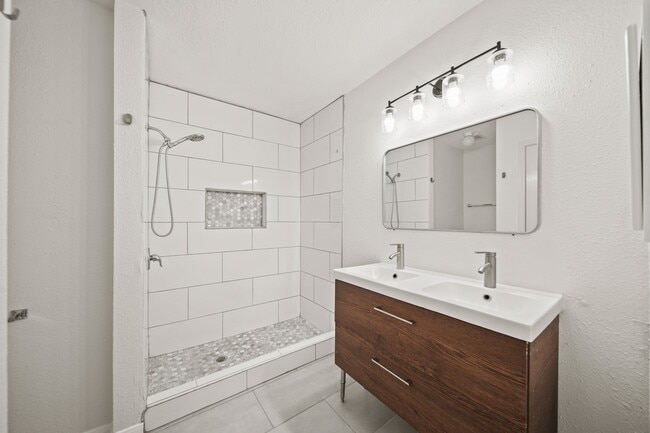 Building Photo - 230 Cool Cove