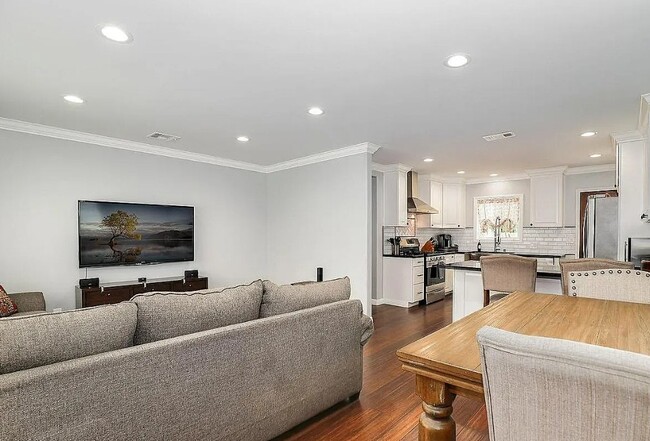 Building Photo - 13927 Leibacher Ave