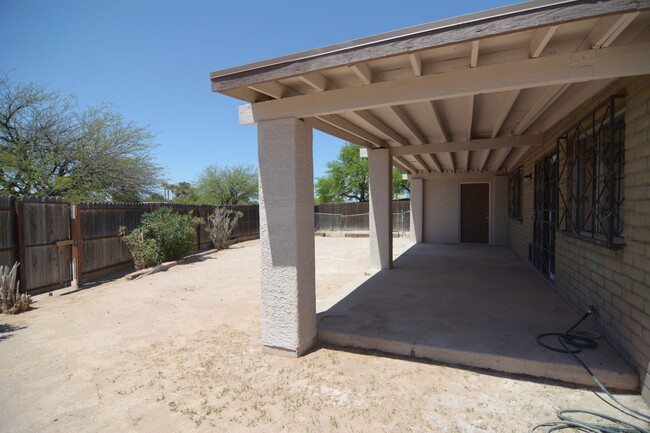 Building Photo - Spacious 4 Bedroom 2 Bath Home! Great Sout...