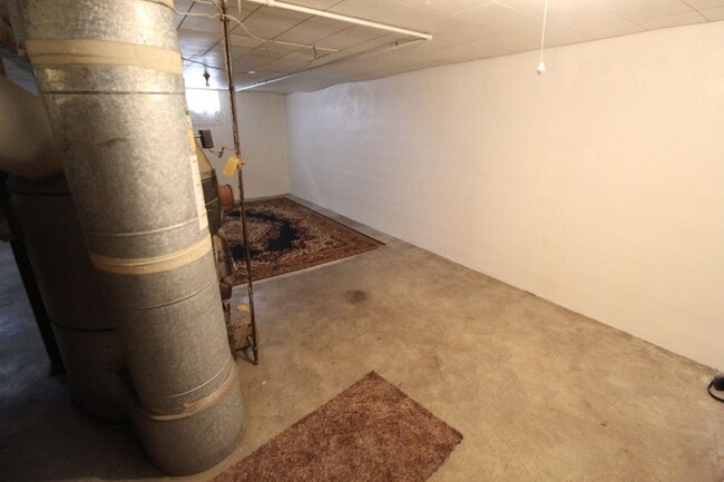 Building Photo - 924 E 39th Ave