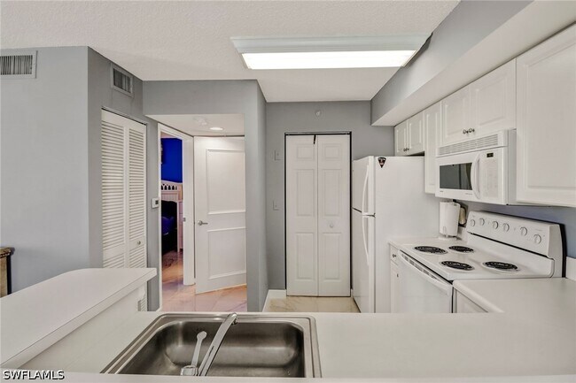 Building Photo - 1265 Wildwood Lakes Blvd