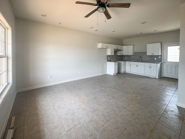 Building Photo - Recently Renovated 2 Bedroom 1 Bath Apartm...