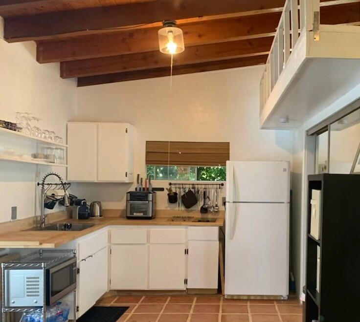 Building Photo - 8852 Wonderland Ave