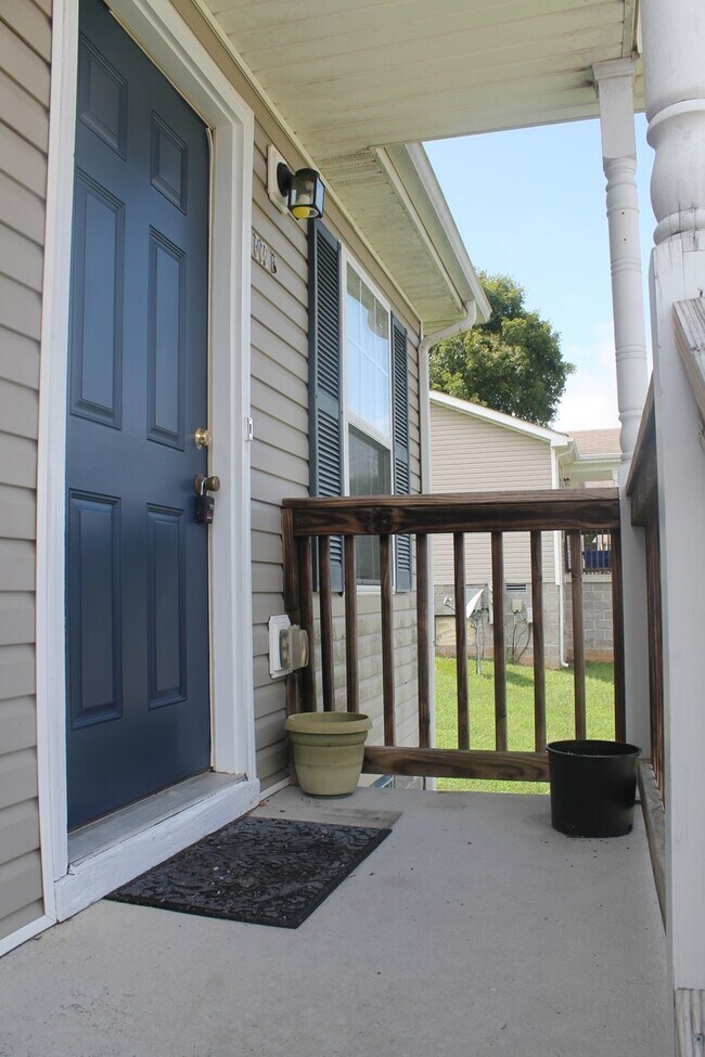 Building Photo - 940 Kingsbury Dr
