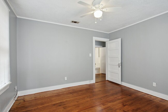 Building Photo - Large 2BR/1BA Downtown Savannah Home For Rent