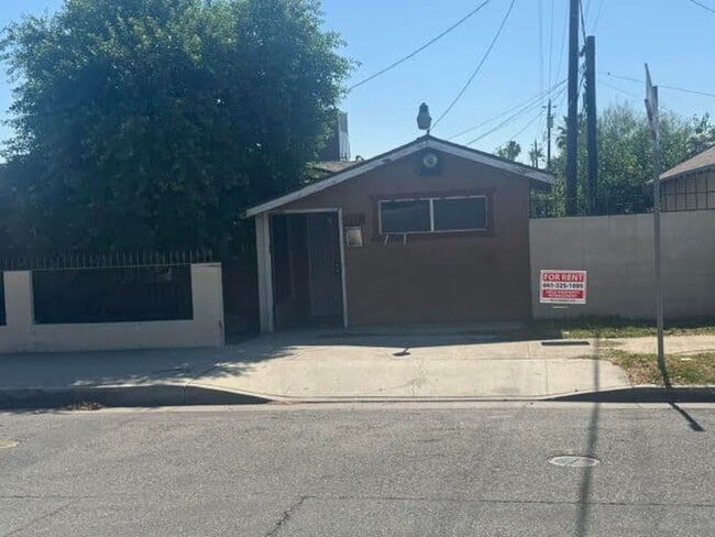 Building Photo - HOUSE