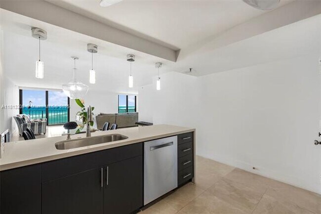 Building Photo - 2625 Collins Ave