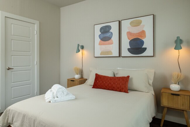 Building Photo - 2307 N Elm St