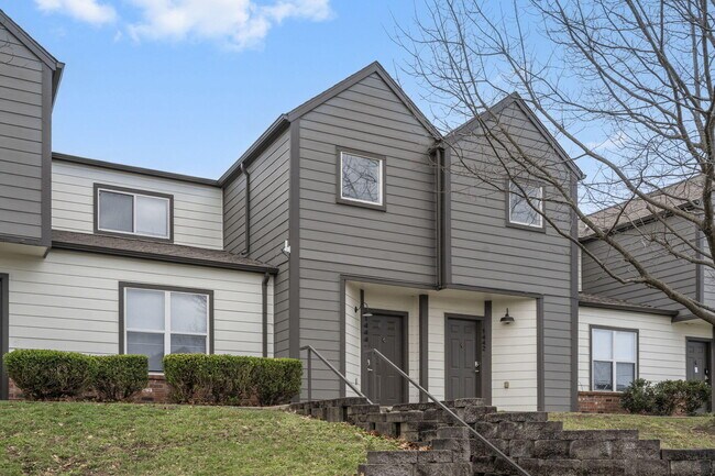 Building Photo - 1447 E Oakwood Ln