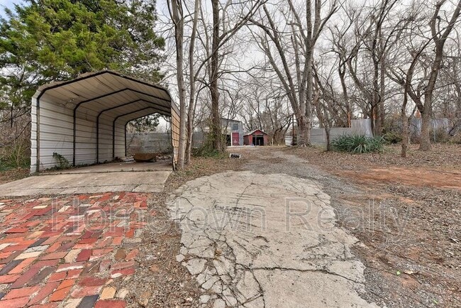 Building Photo - 2200 N St Luke Ave